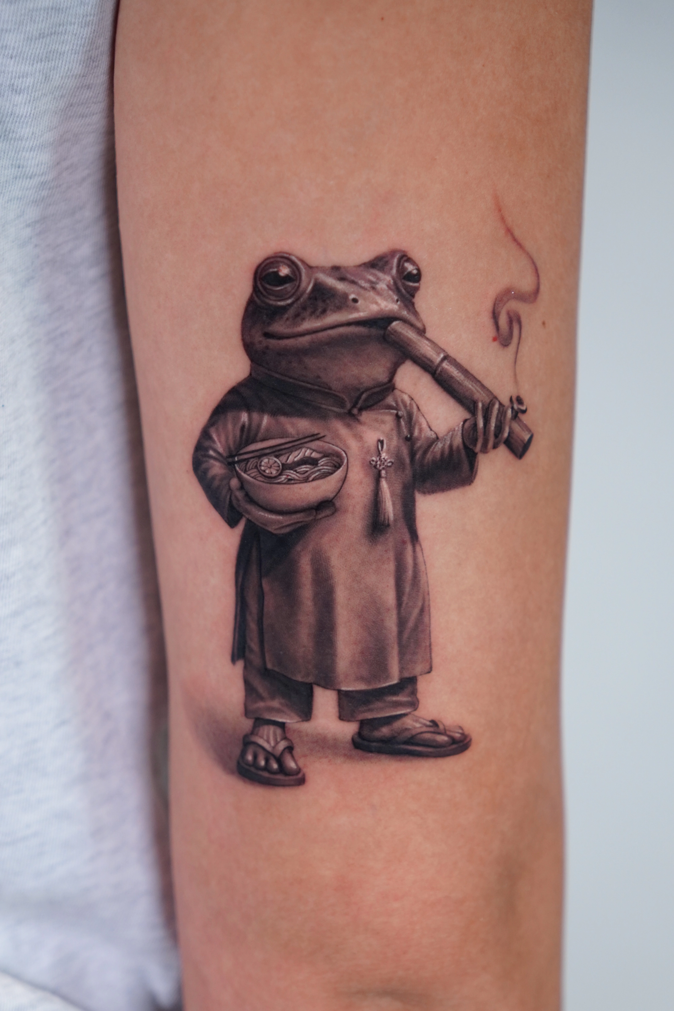 1768880591-realistic-smoking-frog-in-ao-dai-tattoo-1
